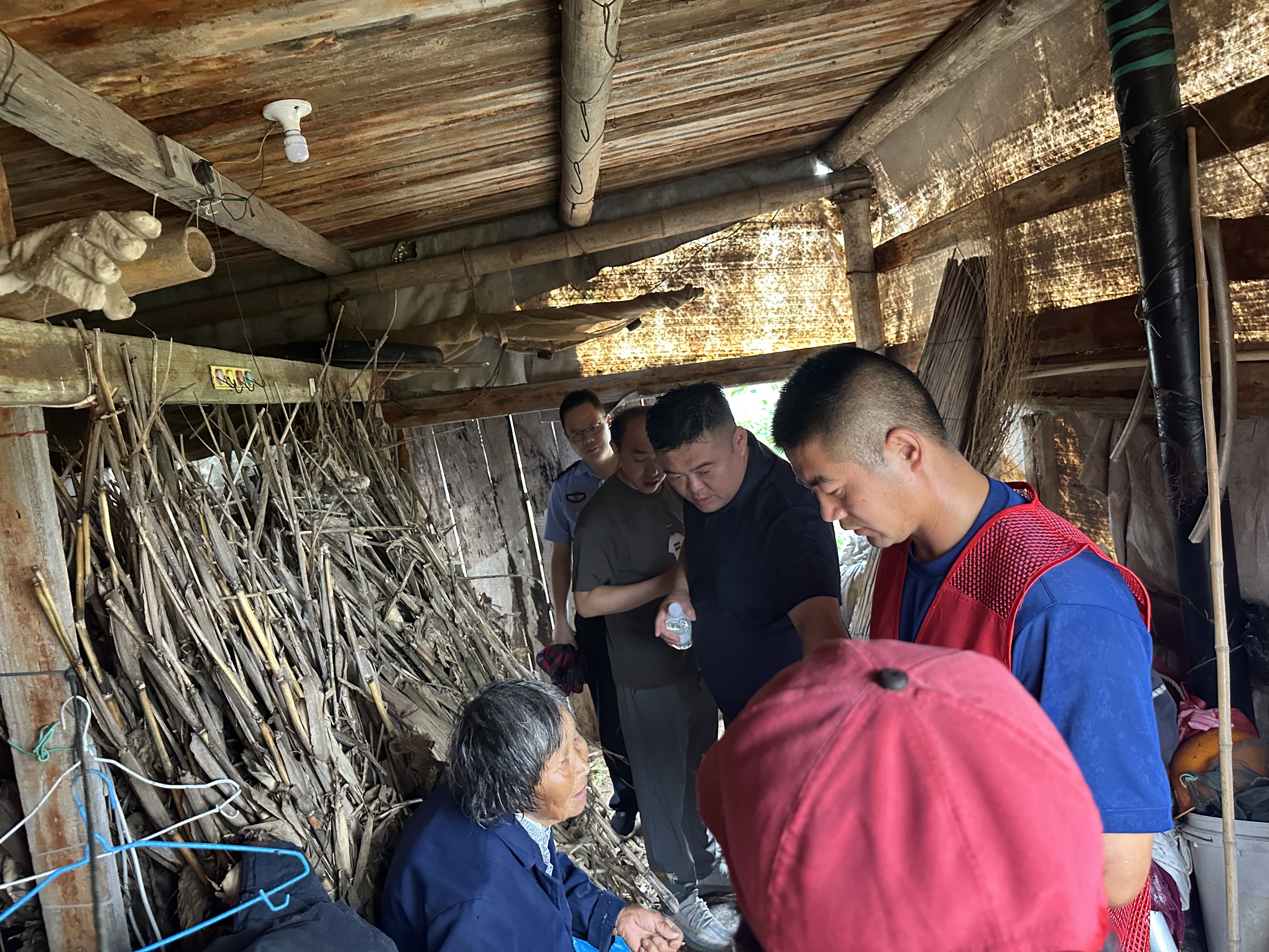张圩社区台风入户宣传.jpg