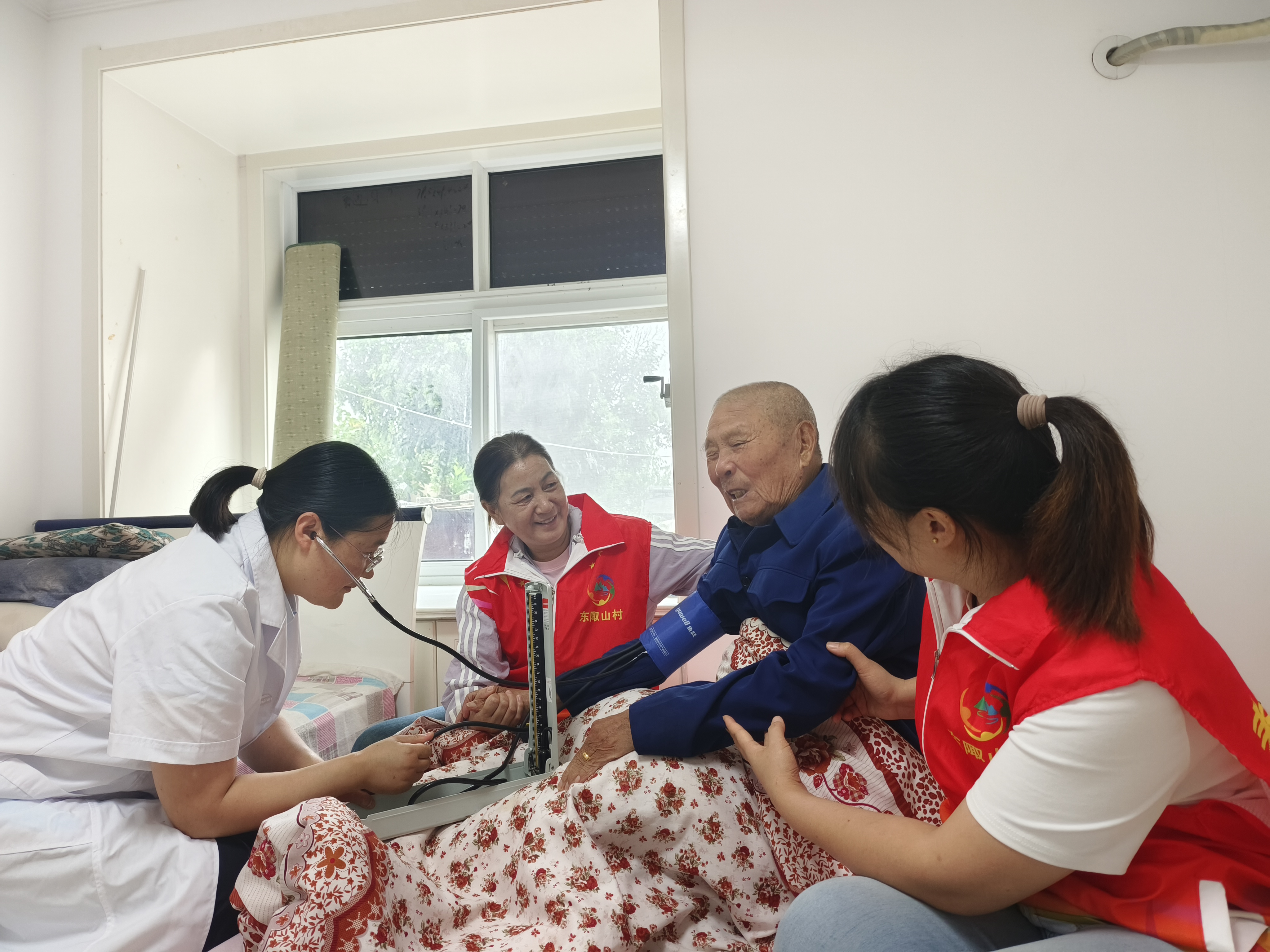 东陬山村入户义诊照片.jpg