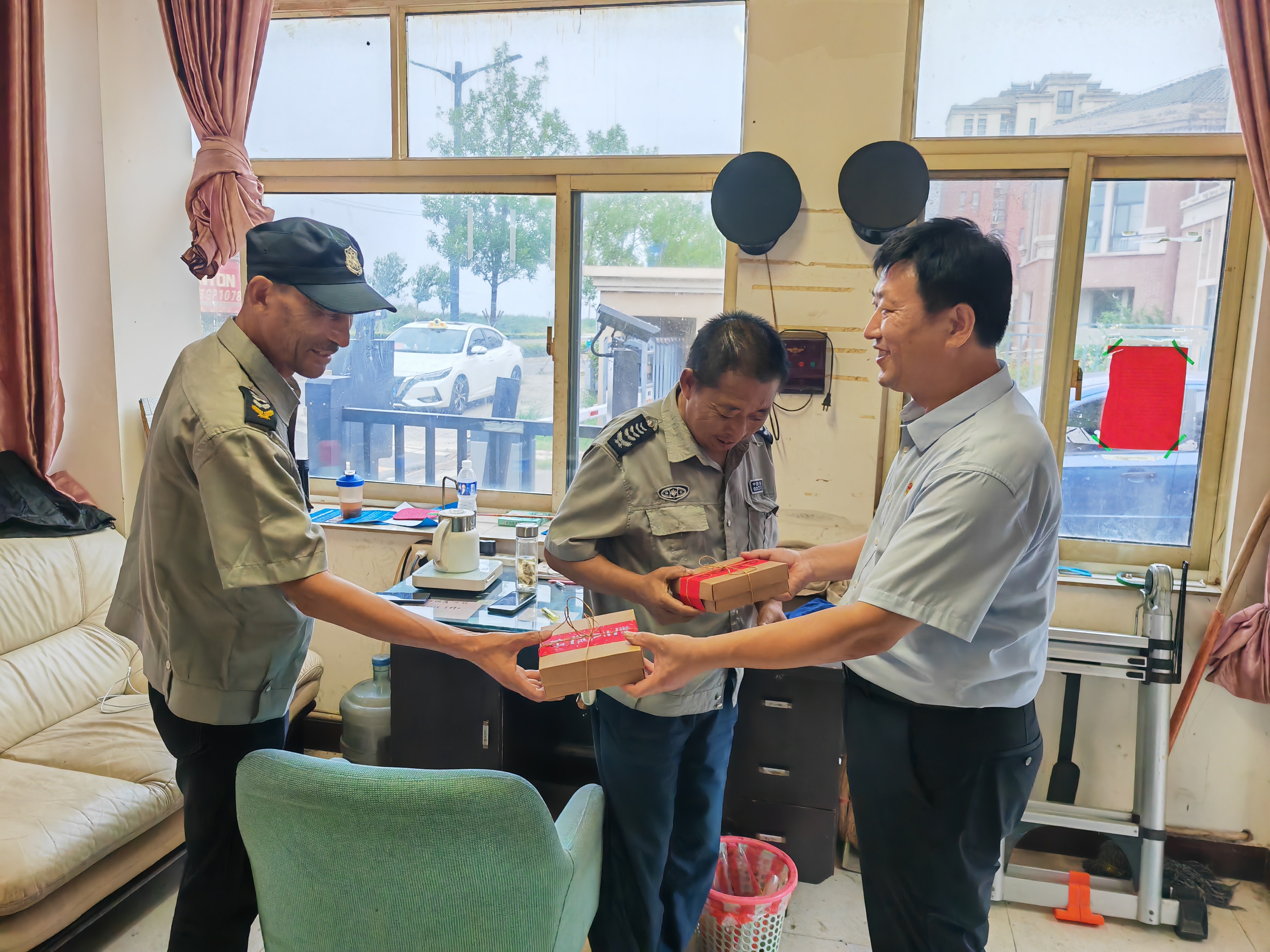 辛高圩为新就业群体送手工月饼.jpg