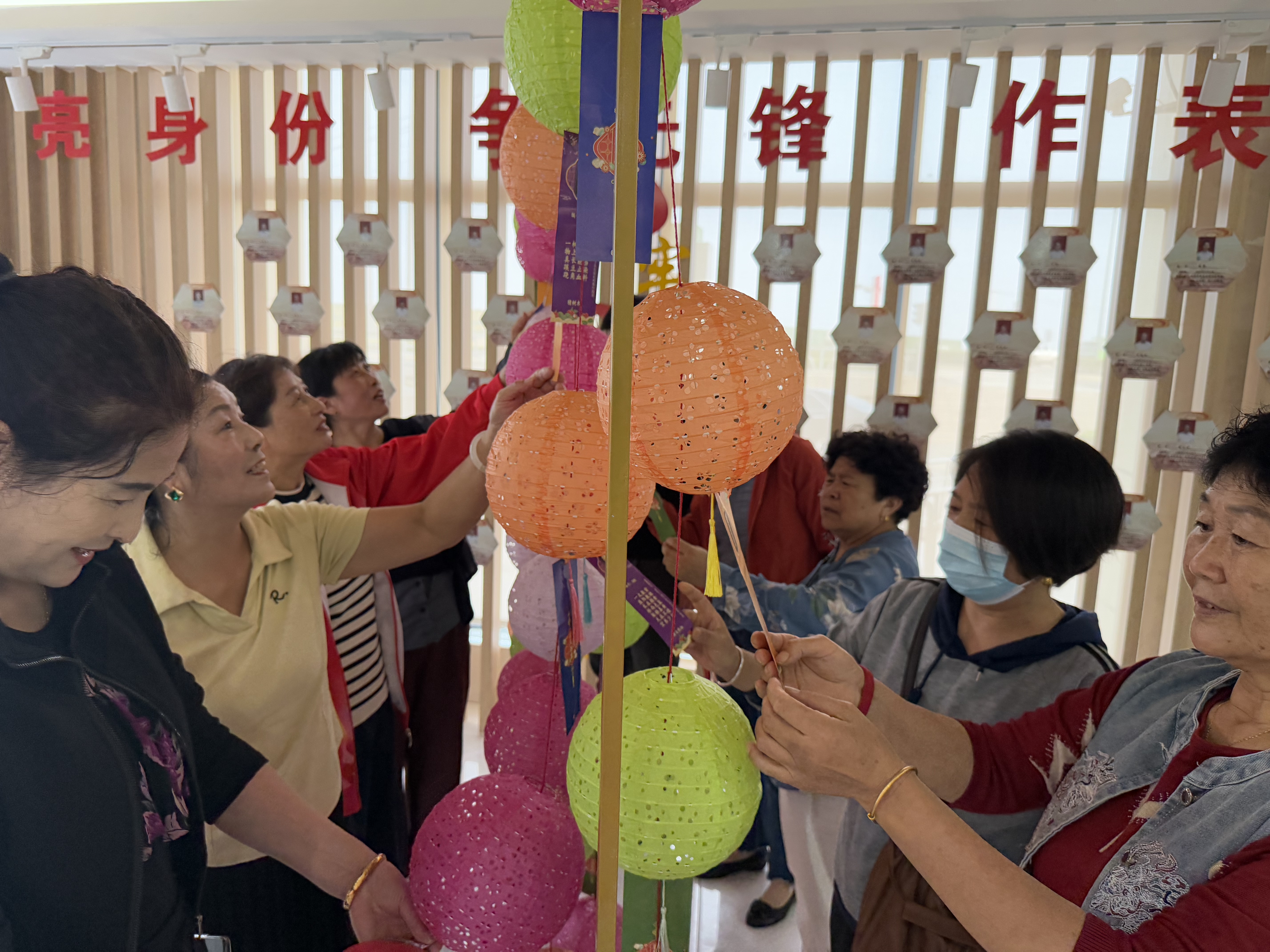 张圩社区中秋国庆猜灯谜.jpg
