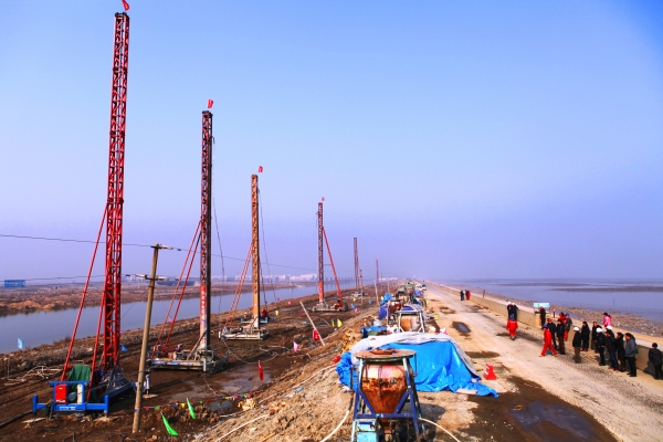 2013年4月6日海滨大道（徐圩新区段）建设现场